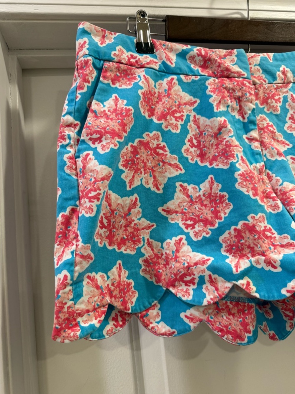 crown & ivy Turquoise Coral-Print Scalloped Hem Shorts Size 12 - Picture 4 of 10